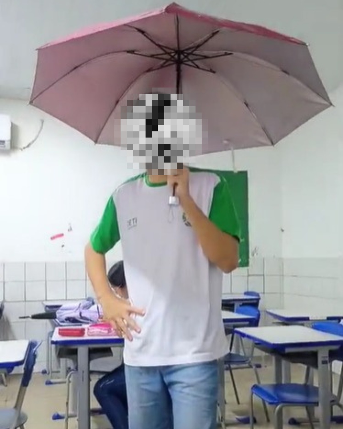 Aluno usa guarda-chuva dentro de sala de aula após infiltração em escola estadual no Piauí.