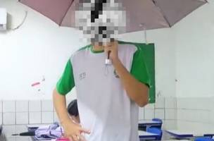 Aluno usa guarda-chuva dentro de sala de aula após infiltração em escola estadual no Piauí. (Foto: Reprodução/Redes sociais)