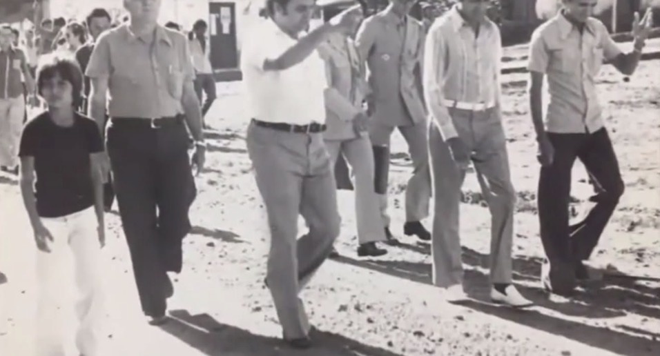 Anos 70: governador Dirceu Arcoverde numa passeata com Altamiro de Area Leão.  O menino de camisa preta é o hoje calvíssimo Aloisio Arcoverde