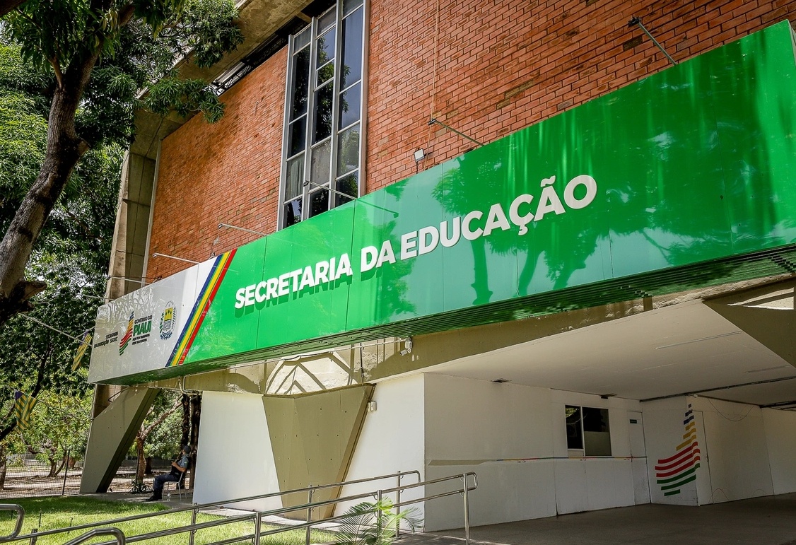 Candidatos fazem prova para vagas de professor da rede estadual