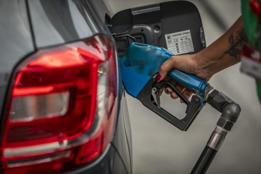 Carro é abastecido com combustível em posto de gasolina
