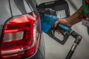 Carro é abastecido com combustível em posto de gasolina (Foto: Guito Moreto / Agência O Globo)