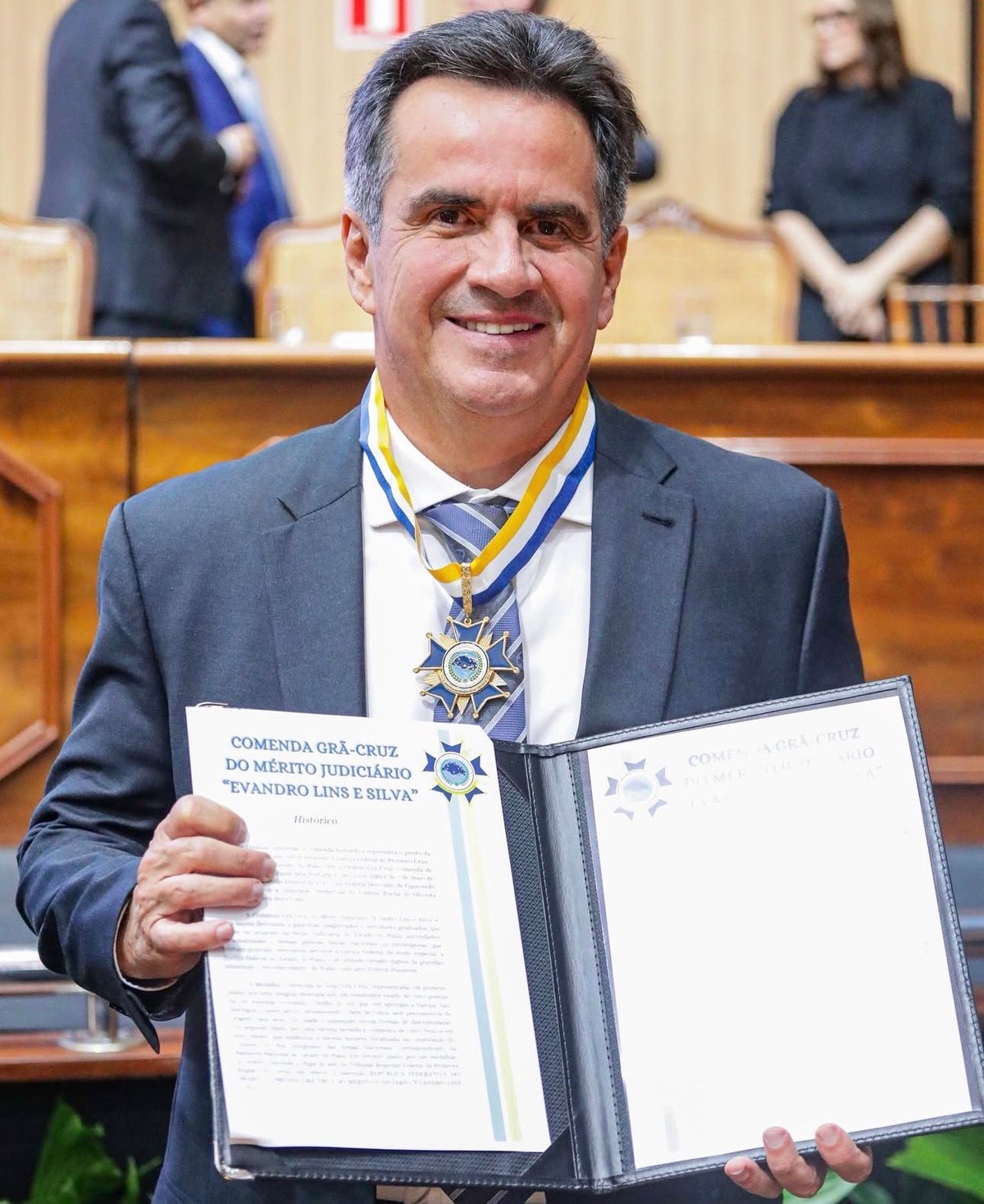 Ciro Nogueira recebe honraria do TRF-1