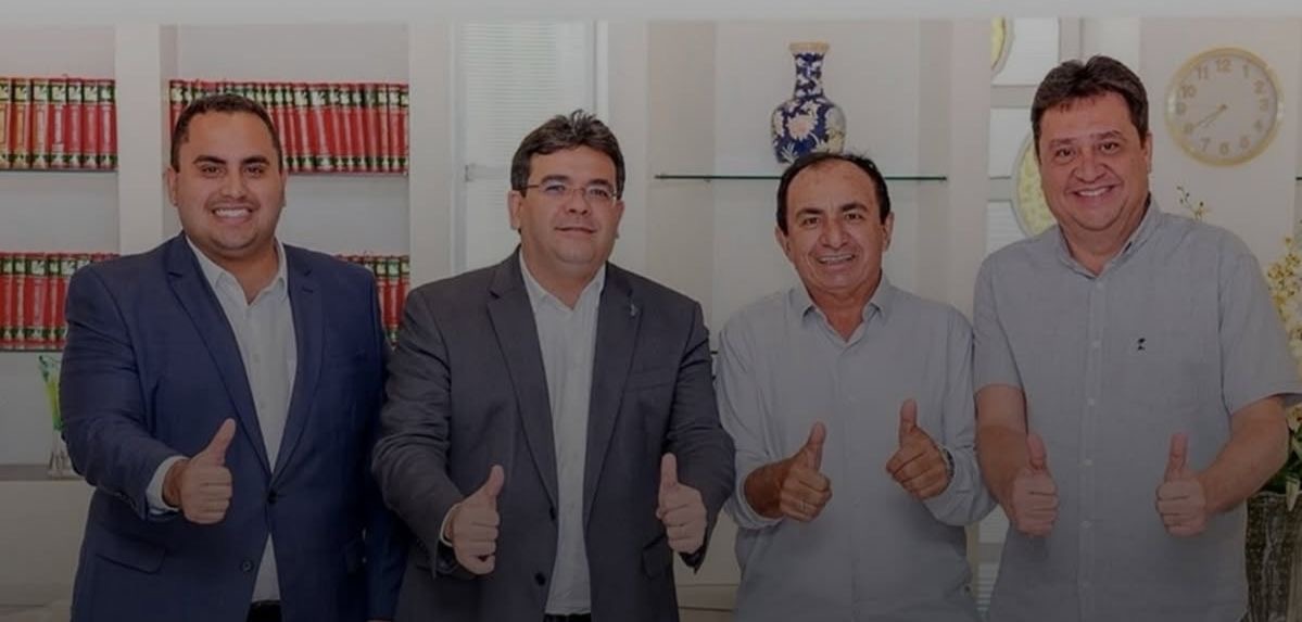 Com esse trio (Georgiano, Rafael e Nerinho), o prefeito pedófilo Silas se protege no tradicional dedo pra cima, dizendo-se intocável