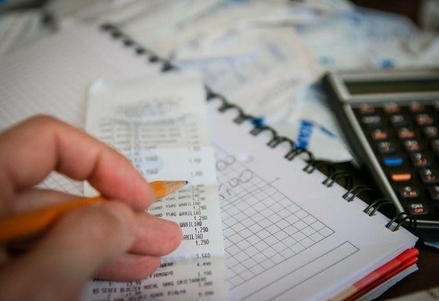 Endividamento das famílias brasileiras atinge recorde histórico em fevereiro.
