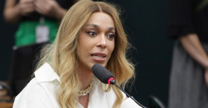 Erika Hilton (Psol-SP), parlamentar trans, durante sessão em comissão