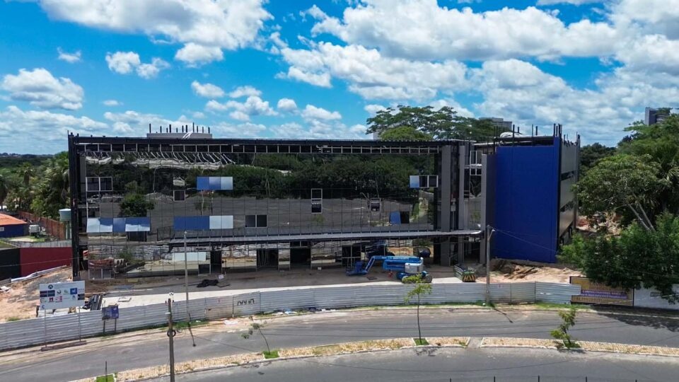 Escola Adventista de Teresina durante a fase final de construção