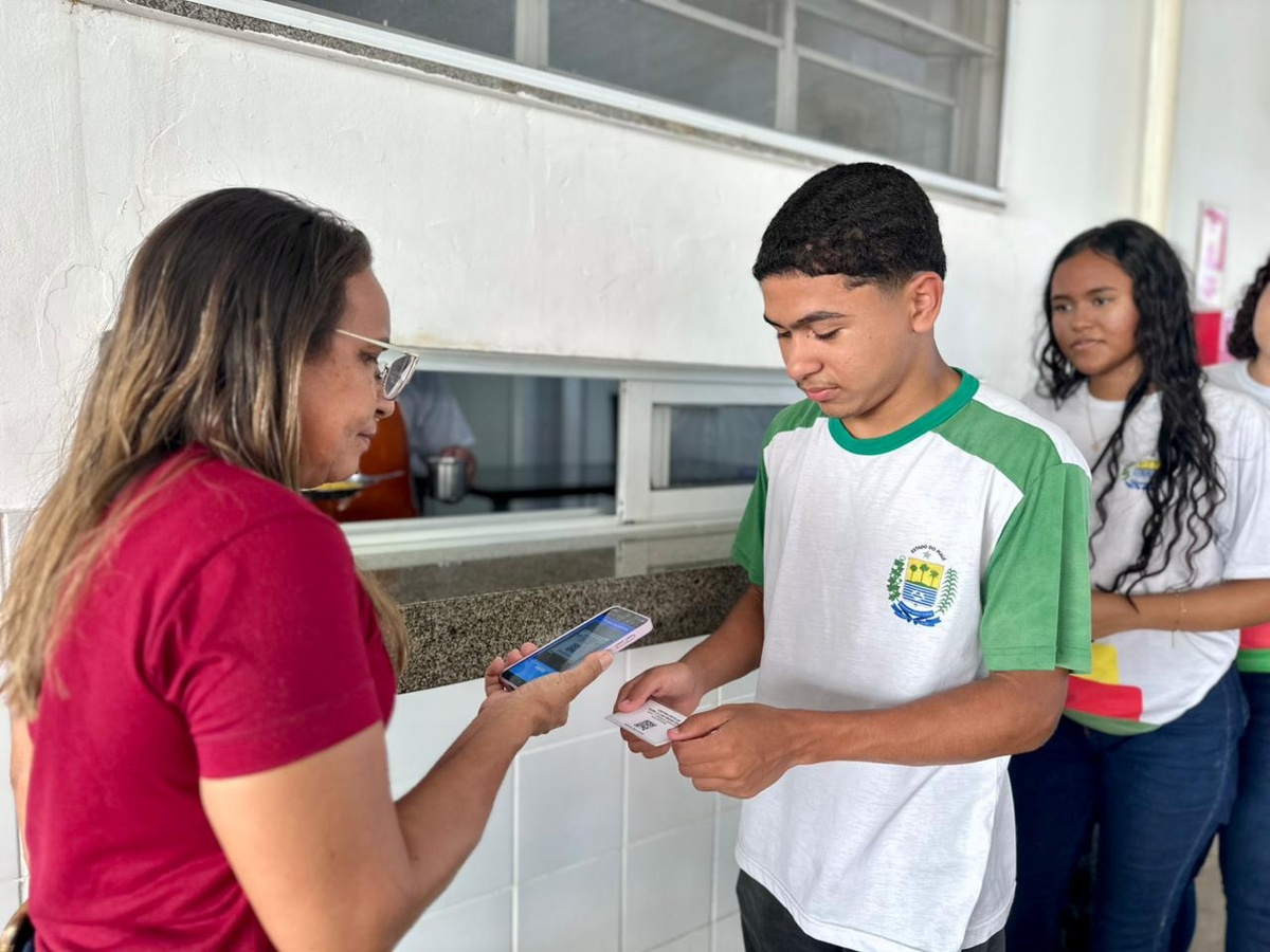 Estudantes criam sistema com QR Code para registrar merenda e melhorar gestão alimentar.