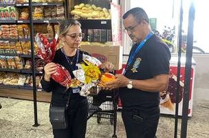 Fiscais analisam produtos típicos da Semana Santa em operação no estado (Foto: Imepi)