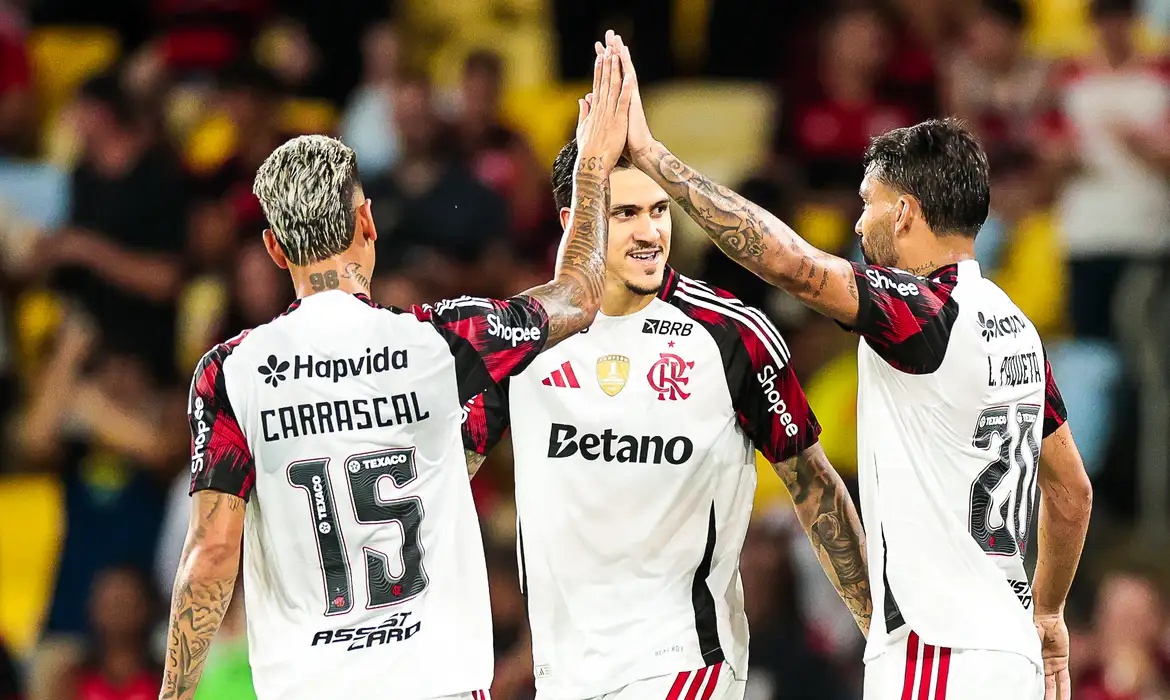 Flamengo faz 8 a 0 no Madureira e vai à final do Carioca