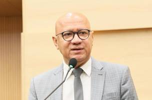 Franzé Silva defende capacitação de profissionais para atender alunos atípicos. (Foto: Jarbas Santana / Ascom Parlamentar)