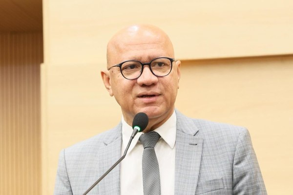 Franzé Silva defende capacitação de profissionais para atender alunos atípicos.