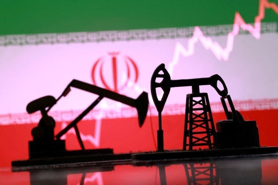 Ilustração mostra instalações de exploração de petróleo, bandeira do Irã e gráficos do mercado financeiro