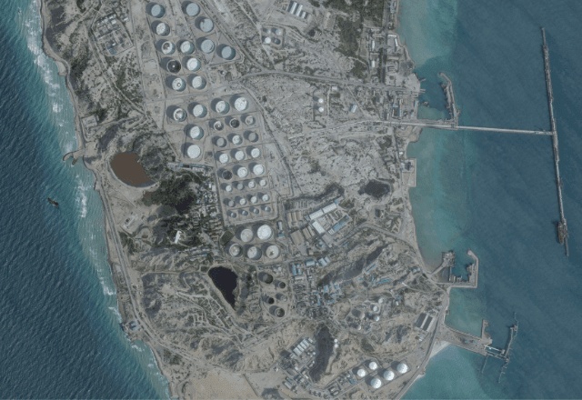 Imagem de satélite mostra um terminal petrolífero na Ilha Kharg