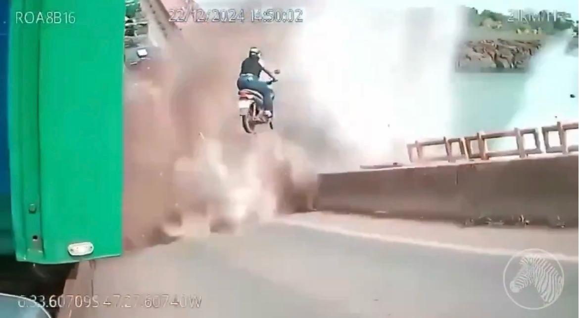 Imagens mostram momento em que ponte cede e veículos caem no rio