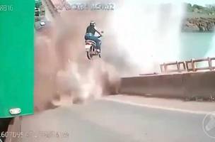 Imagens mostram momento em que ponte cede e veículos caem no rio (Foto: Reprodução)