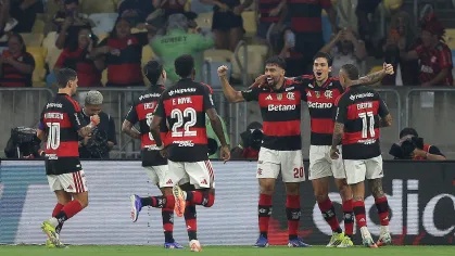 Jogadores do Flamengo comemoram gol de Pedro sobre o Cruzeiro