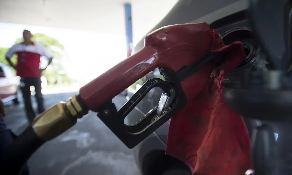 Lula anuncia medidas para conter impacto da alta do petróleo no preço do diesel.