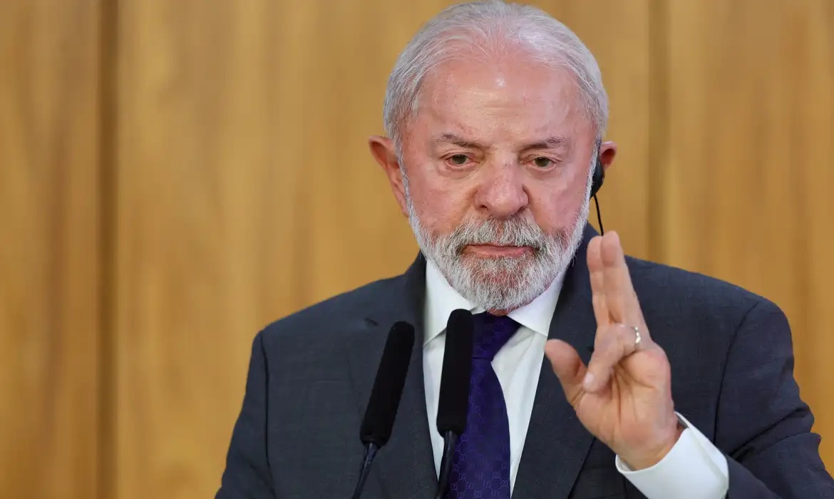 Lula condiciona entrada de assessor ligado a Trump à liberação de visto de Padilha.