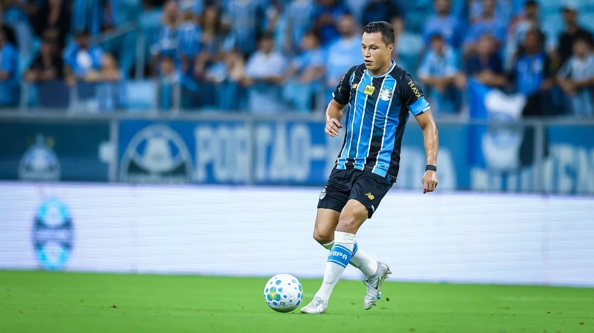 Marlon deixa campo após fratura no tornozelo em jogo do Grêmio