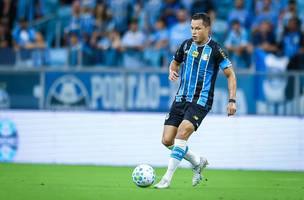 Marlon deixa campo após fratura no tornozelo em jogo do Grêmio (Foto: Lucas Uebel/Gremio FBPA)