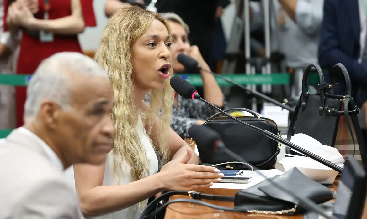MPF aciona Ratinho e SBT após comentário sobre deputada Erika Hilton.