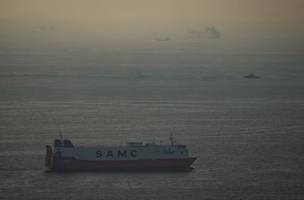 Navio cruza o Estreito de Ormuz, rota vital para o comércio de petróleo (Foto: AP)