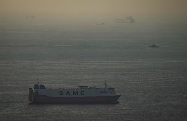 Navio cruza o Estreito de Ormuz, rota vital para o comércio de petróleo