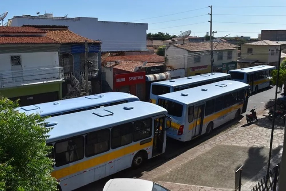 Ônibus gratuitos começam a circular após falhas no transporte em Picos