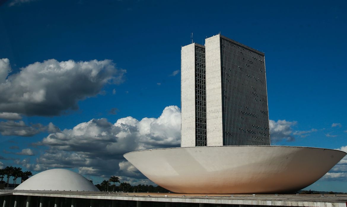 Plenário da Câmara dos Deputados em meio à troca de partidos para as eleições