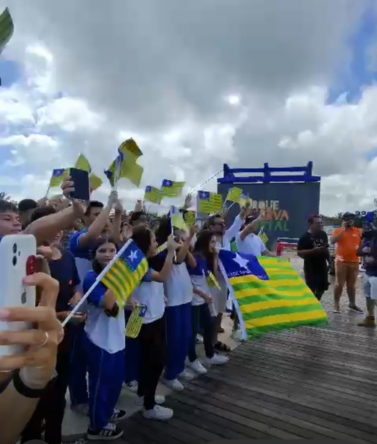 Povo uniformizado e orientado para o lançamento do Portal