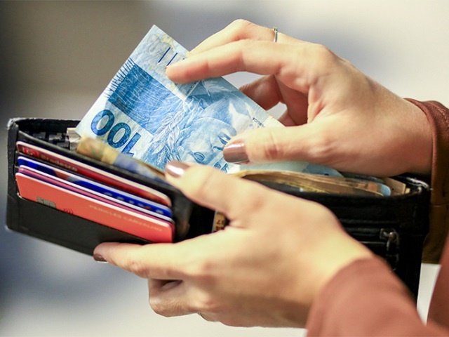 Prefeitura antecipa pagamento e garante salários antes do feriado