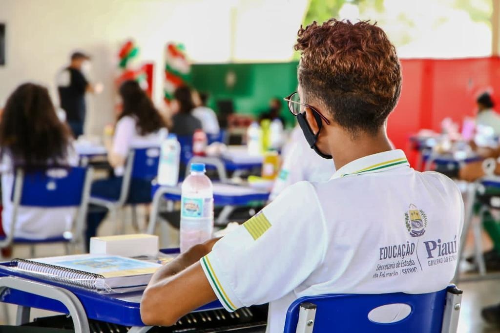 Projeto cria Bolsa-Aluno para estudantes vulneráveis da rede estadual do PI