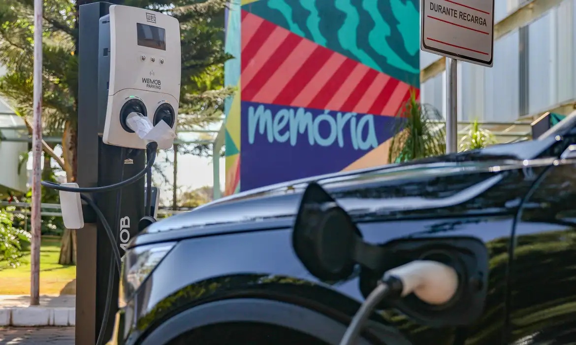 Redução de IPI para veículos leves e movidos a energia limpa impulsionou os emplacamentos em fevereiro