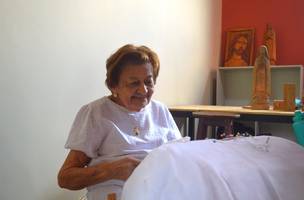 Tia Maria bordando no evento Vivências do Artesanato (Foto: Ascom Sudarpi)