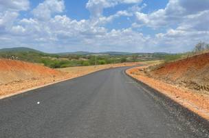 Trecho asfaltado da PI-459 conecta interior do Piauí ao sertão pernambucano. (Foto: Secid)