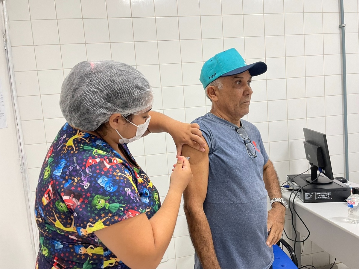 Vacinação contra a Covid-19 continua recomendada para grupos prioritários seis anos após início da pandemia.
