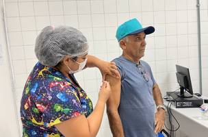 Vacinação contra a Covid-19 continua recomendada para grupos prioritários seis anos após início da pandemia. (Foto: Reprodução)