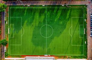Vista superior do campo de futebol (Foto: Pexels)