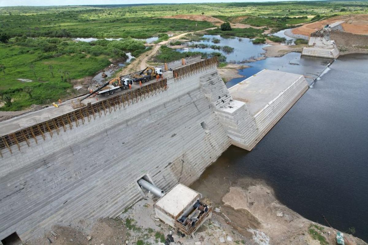 Acima, a Barragem de Fronteiras, no rio Poti, município de Cratéus, Ceará.