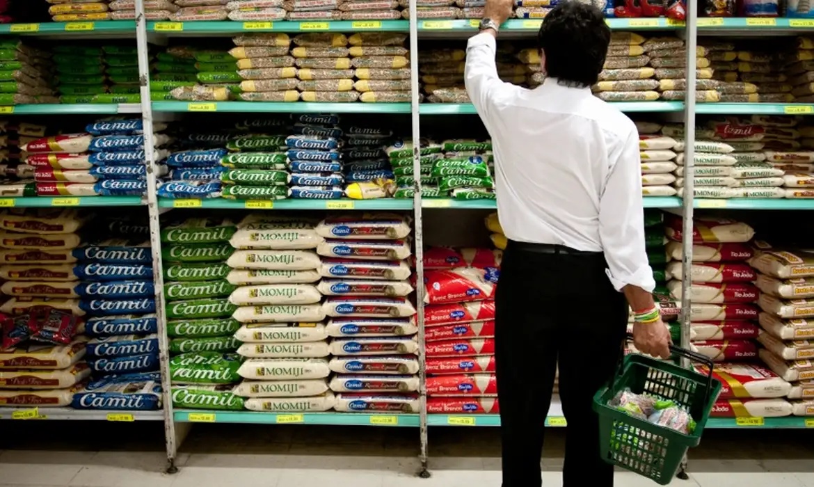 Alta dos alimentos pesa no bolso e eleva custo da cesta básica