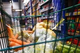 Alta nos alimentos básicos amplia peso da cesta no orçamento familiar