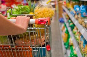 Alta nos alimentos básicos amplia peso da cesta no orçamento familiar (Foto: Reprodução)