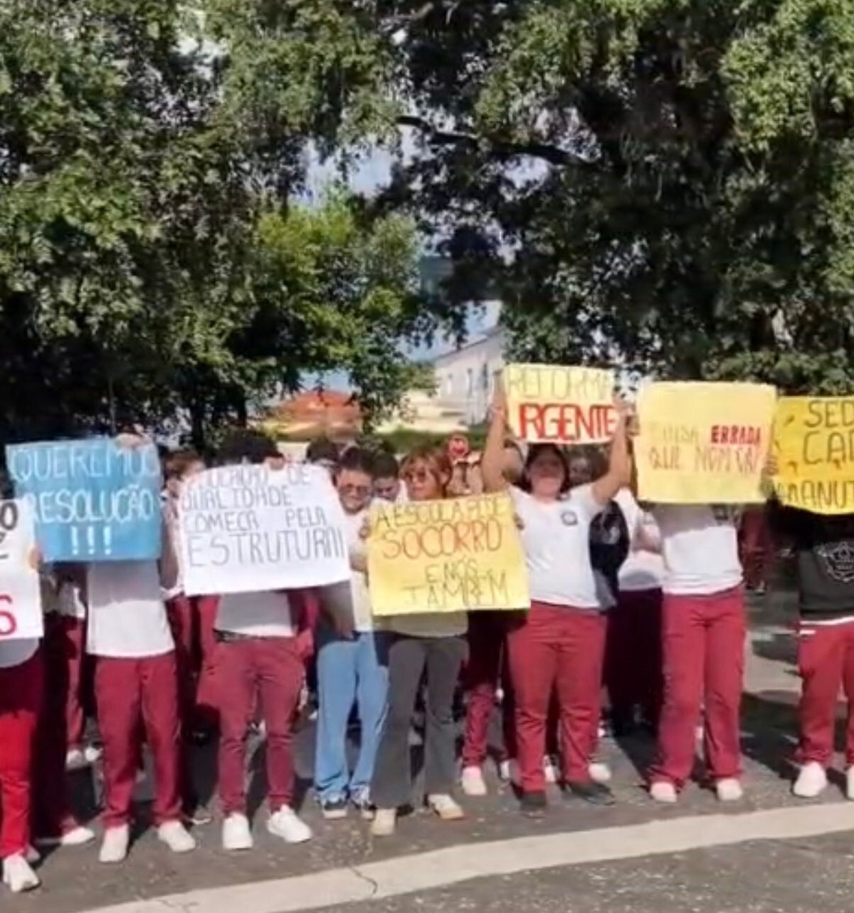 Alunos do Liceu protestam contra a péssima escola. E a polícia os intimida? Pode Rafael?