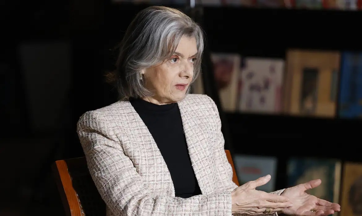 Carmem Lucia é aconselhada a deixar a corte