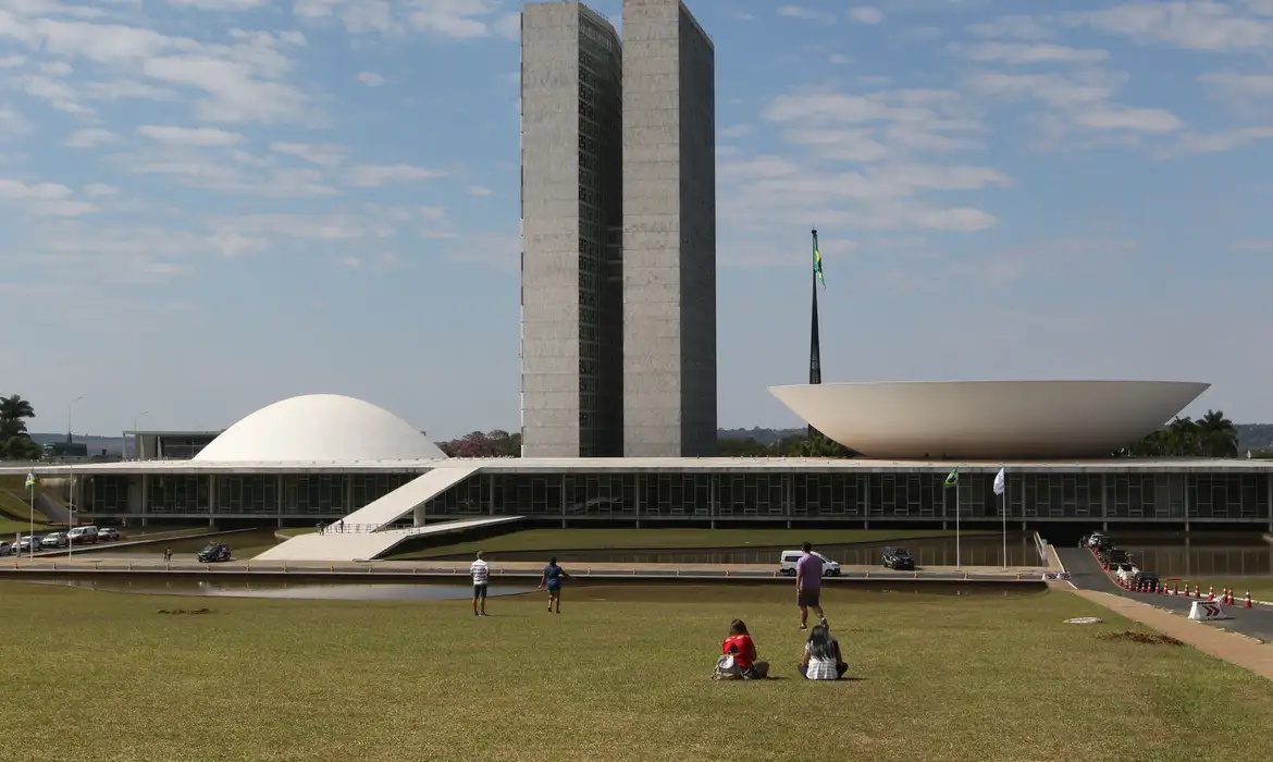 Congresso analisa veto em sessão marcada por disputa entre governo e Senado.