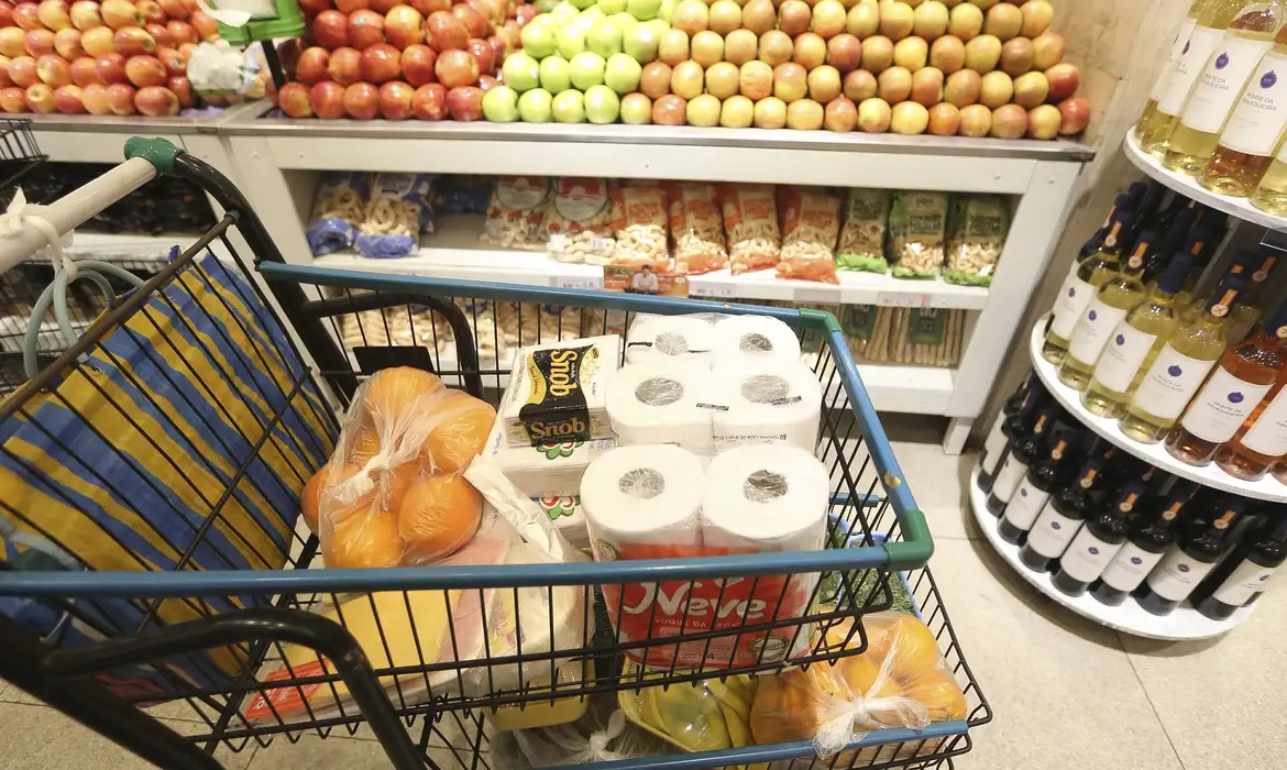 Consumo em supermercados sobe 1,92% no trimestre