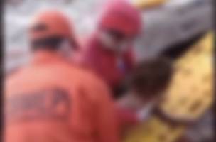 Criança foi resgatar pelo Corpo de Bombeiros após cinco horas sob escombros do desabamento (Foto: Reprodução)