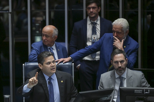 Deputado Julio Cesar ao fundo enquanto Alcolumbre anuncia não aprovação de Messias para o STF