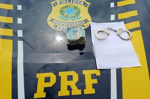 Dinheiro apreendido no momento da abordagem (Foto: Divulgação/PRF)